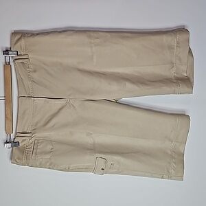 Izod size 16 cream athletic stretch shorts